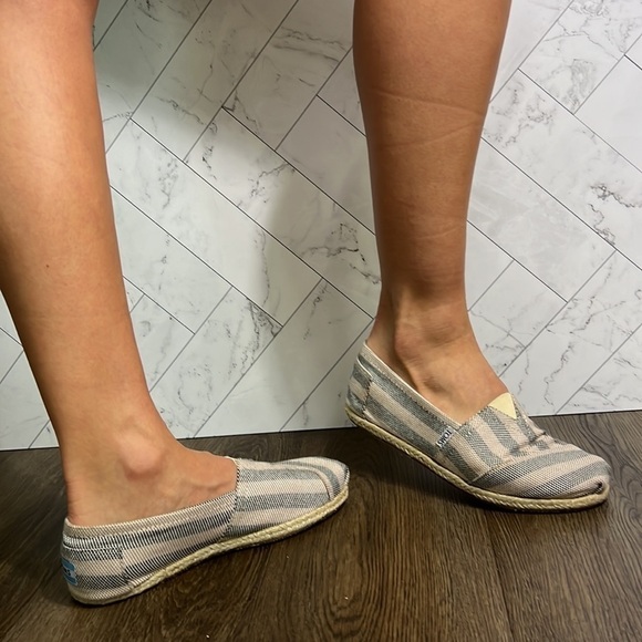 2/$20 3/$35 Toms 8 US - Picture 3 of 4